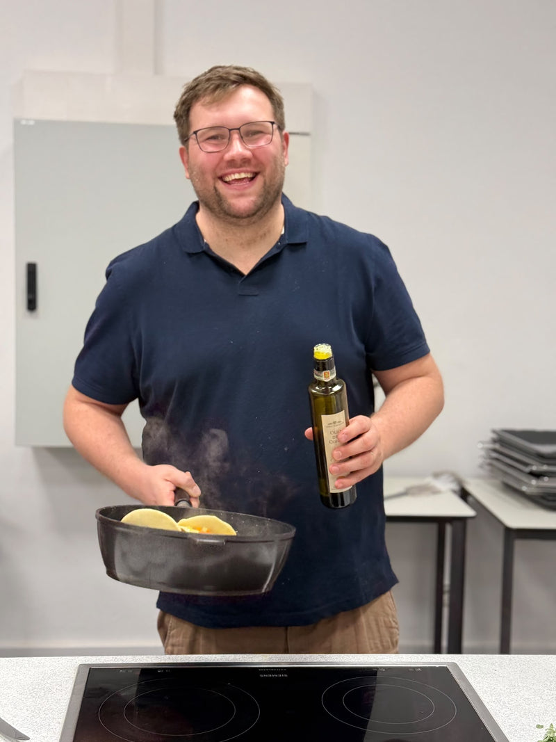 Hände formen frische italienische Pasta