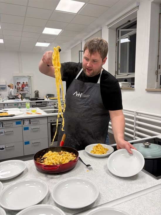 Frisch zubereitete Pasta in der Kochkursküche